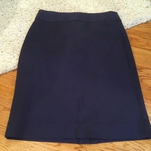Banana republic navy blue size 6 pencil skirt with working back pockets like new